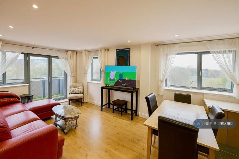 Flat Agate Close in Greater London
