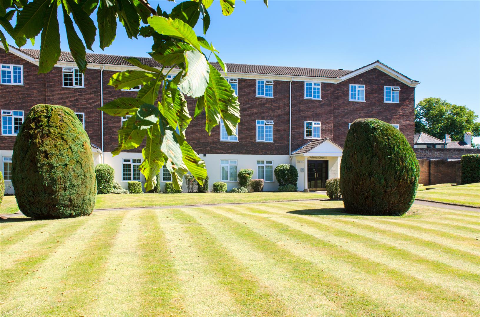 Flat Hillcrest in Elmbridge