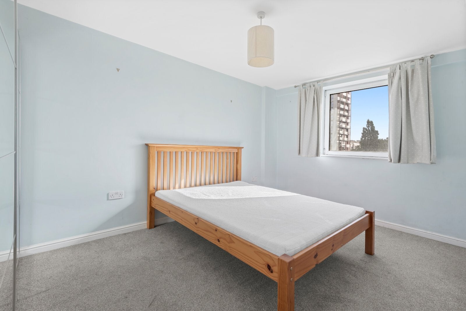 Flat Lombard Road in Greater London
