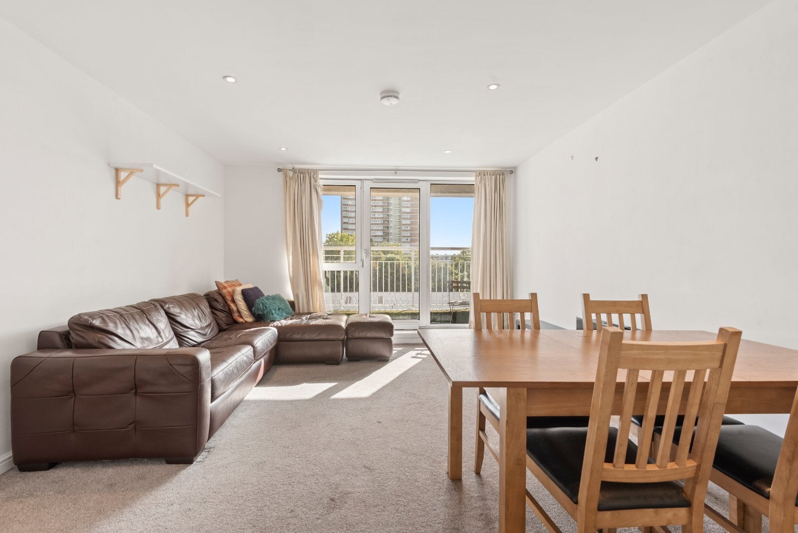 Flat Lombard Road in Greater London