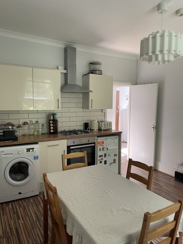 Flat Blythe Road in Greater London