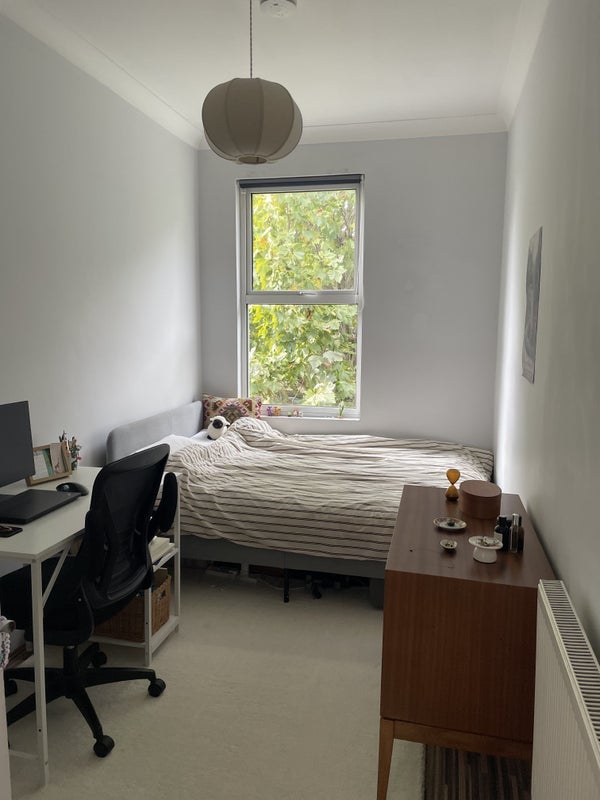 Flat Blythe Road in Greater London