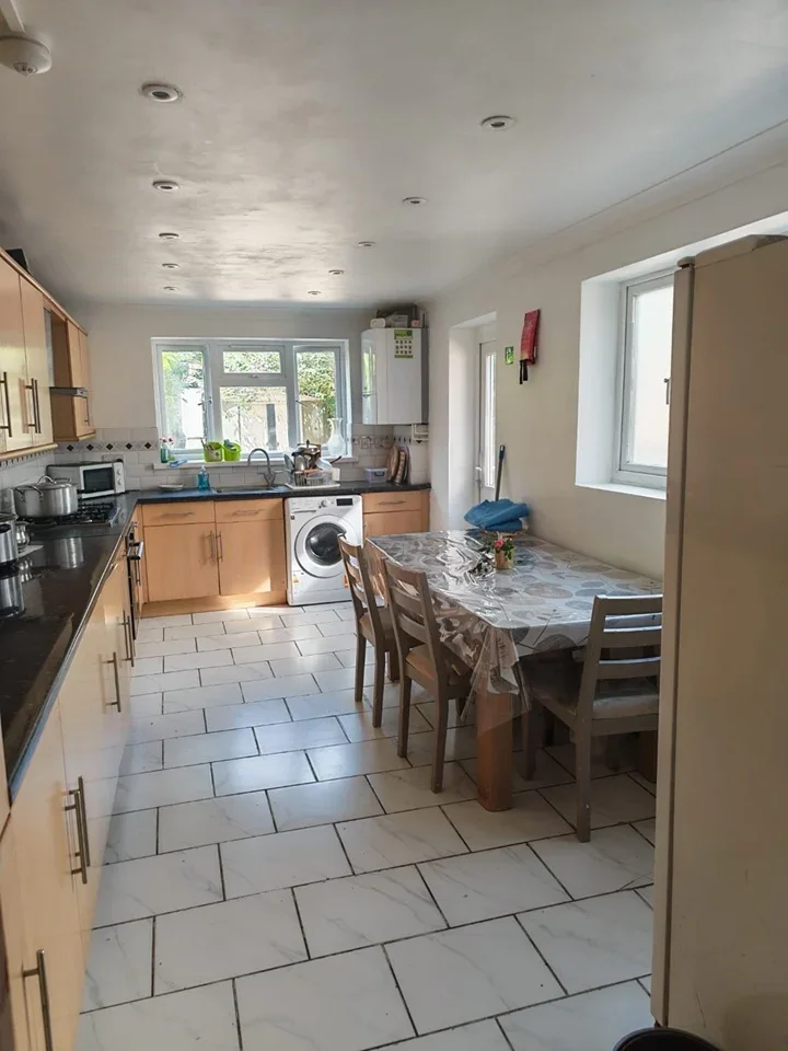 Room Clifden Road in Greater London