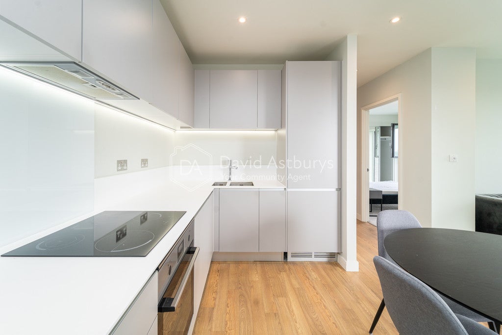 Flat Hale Wharf in Greater London