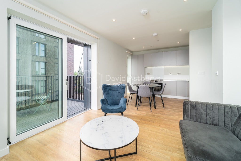 Flat Hale Wharf in Greater London