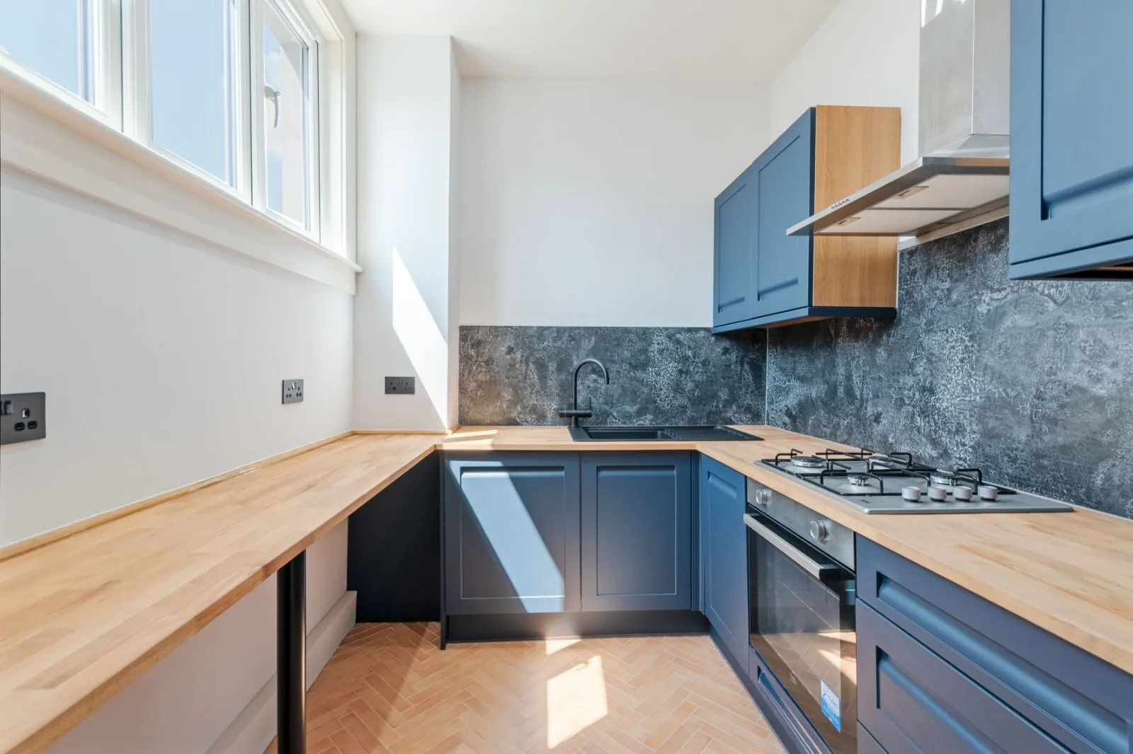 Flat Bergholt Crescent in Greater London