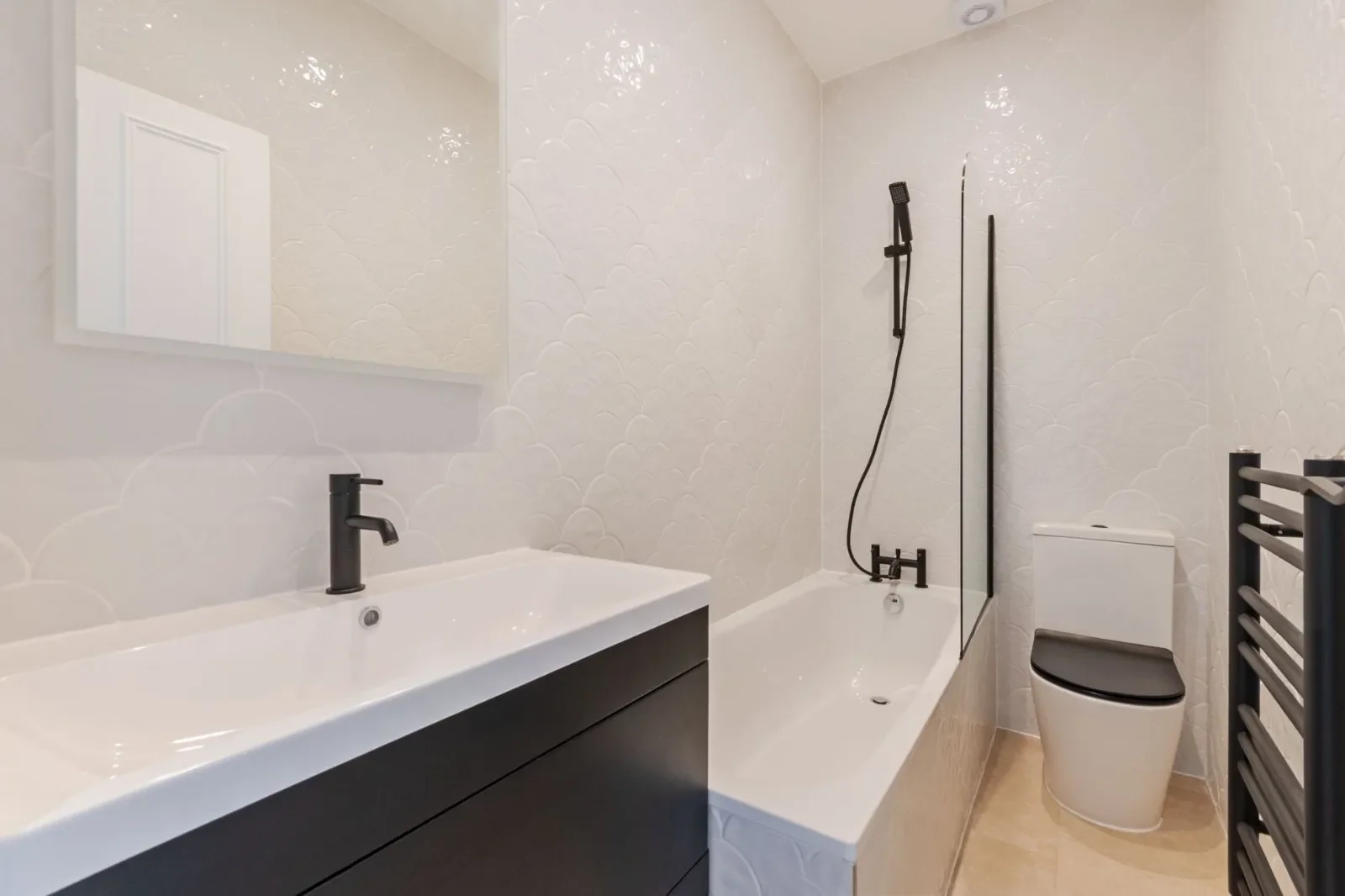 Flat Bergholt Crescent in Greater London