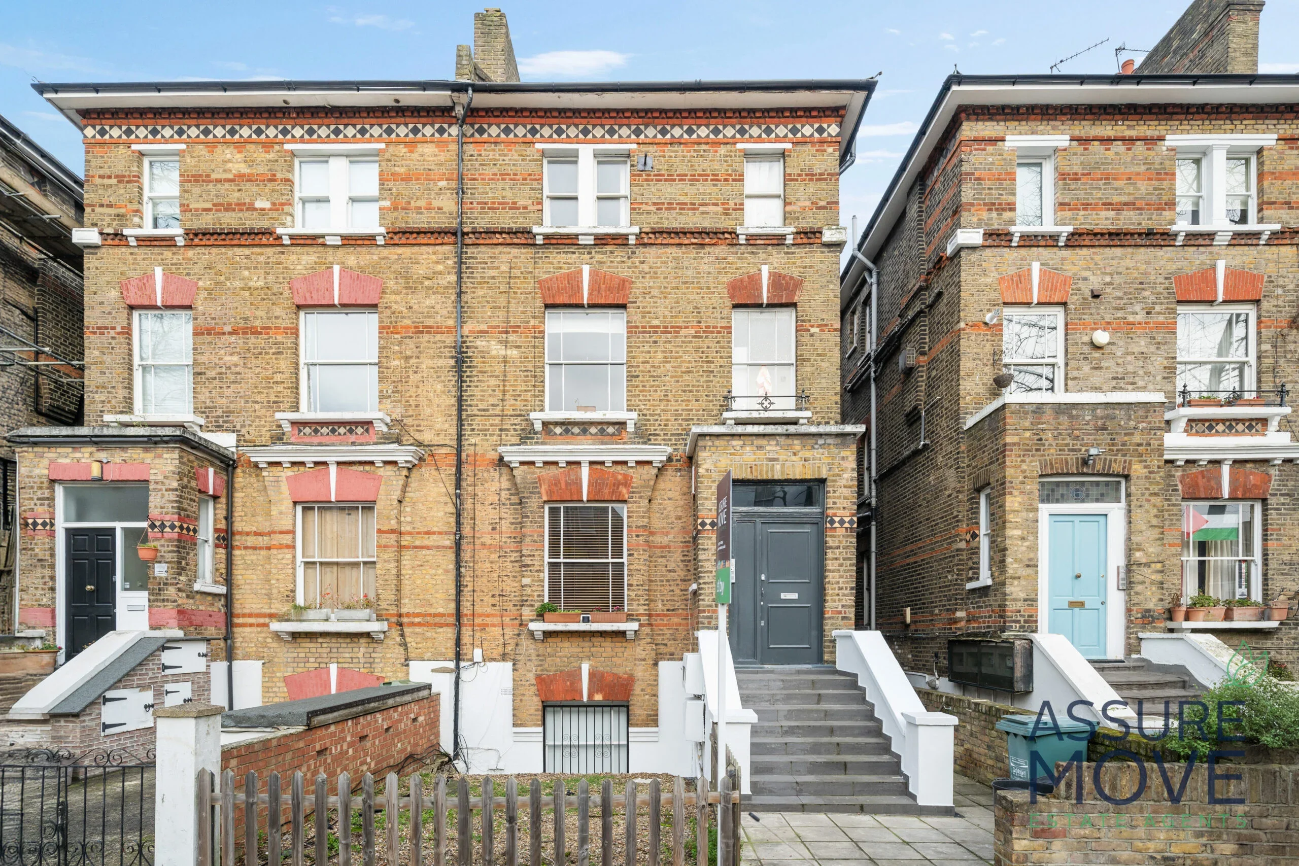 Flat Middleton Grove in Greater London