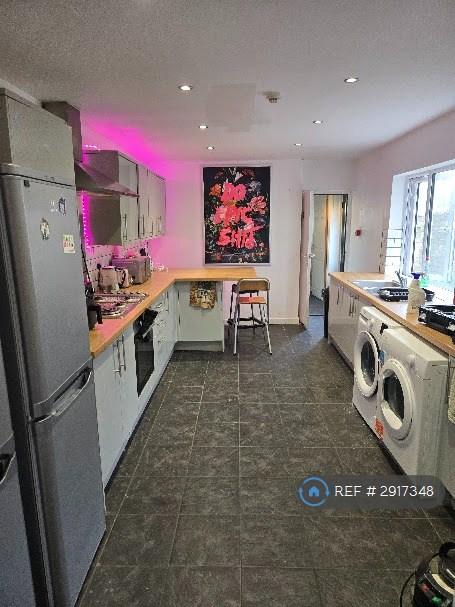 Room King Edward Road in Swansea