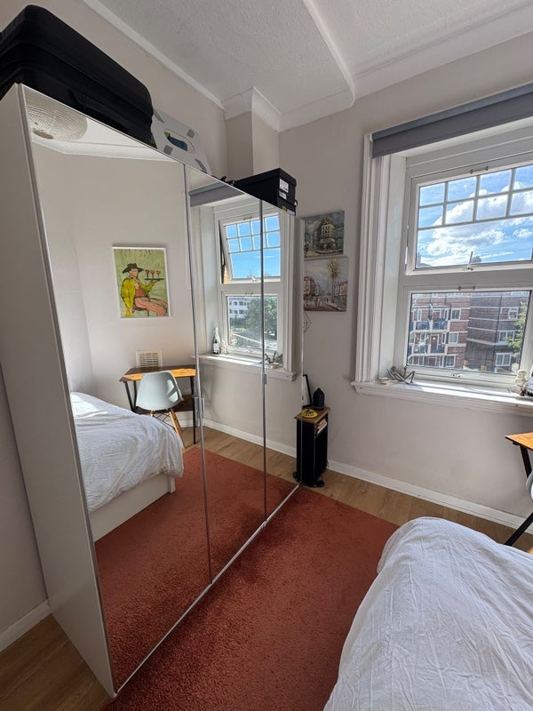 Flat Tooley Street in Greater London