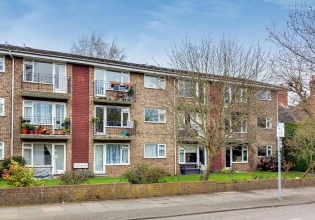Flat Lovelace Road in Greater London