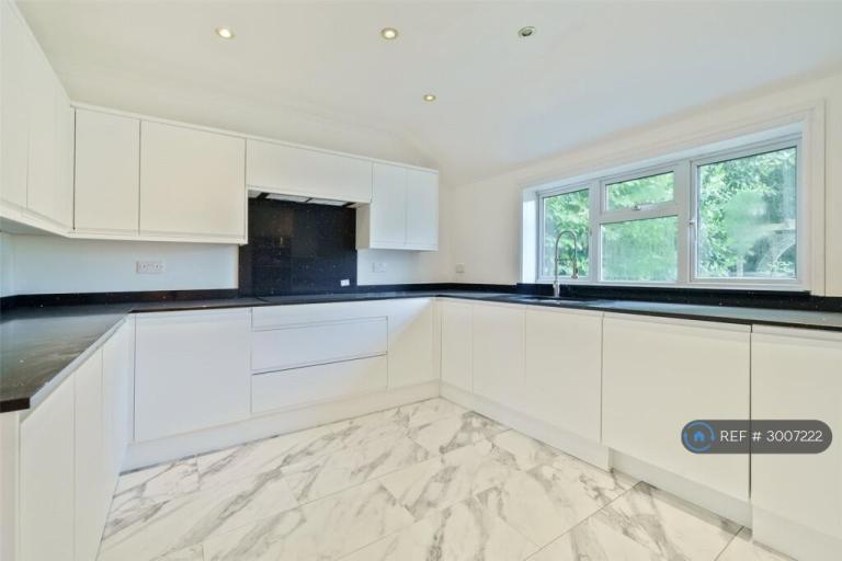 House Nine Mile Ride in Finchampstead