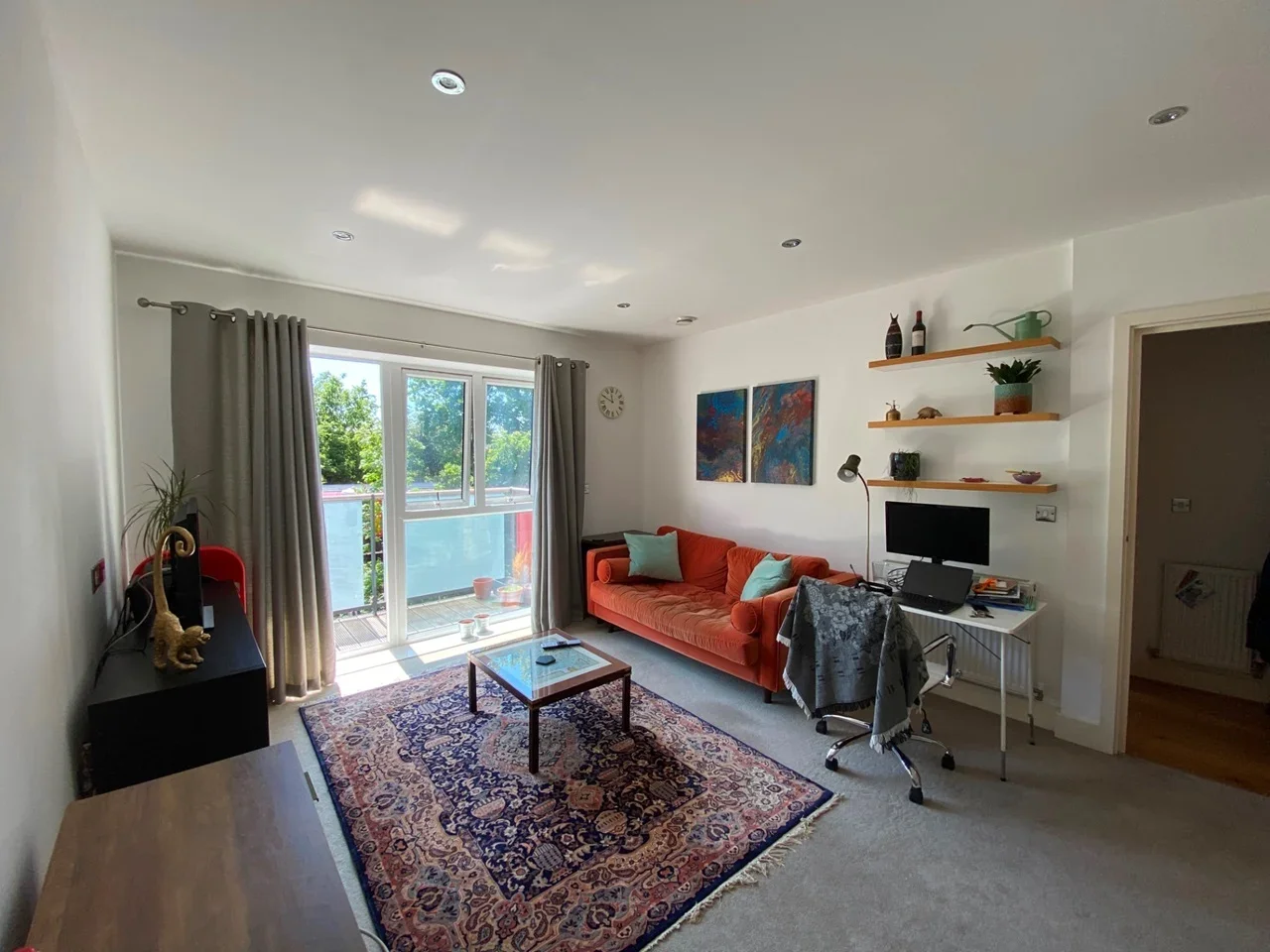 Flat Coombe Lane in Greater London