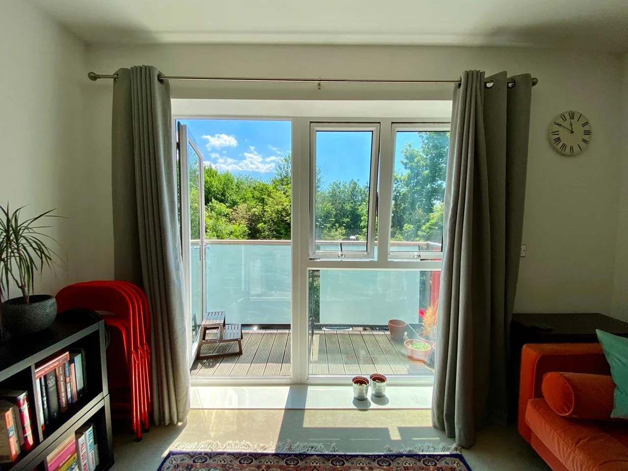 Flat Coombe Lane in Greater London