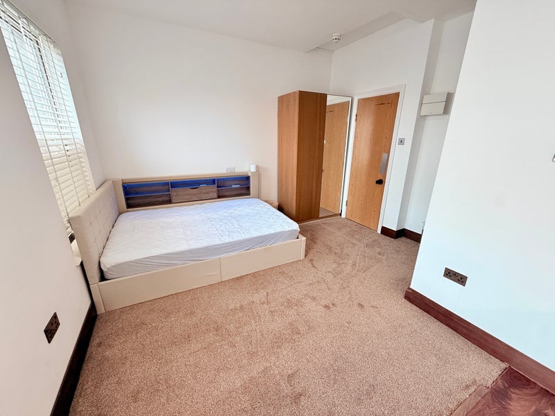 Flat Buxton Road in Greater London