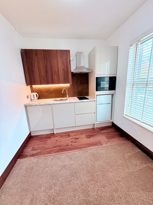 Flat Buxton Road in Greater London