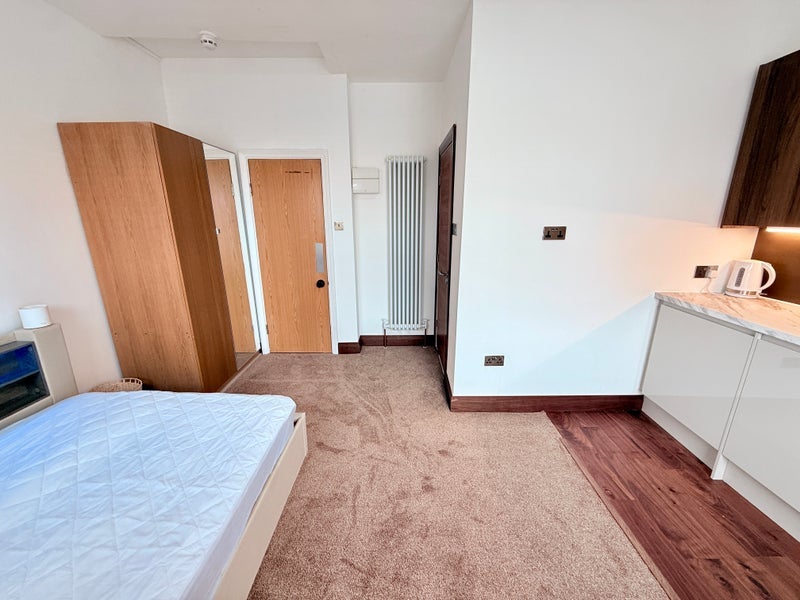 Flat Buxton Road in Greater London