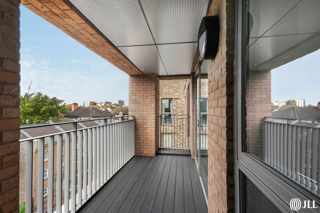 Flat Thomas Road in Greater London