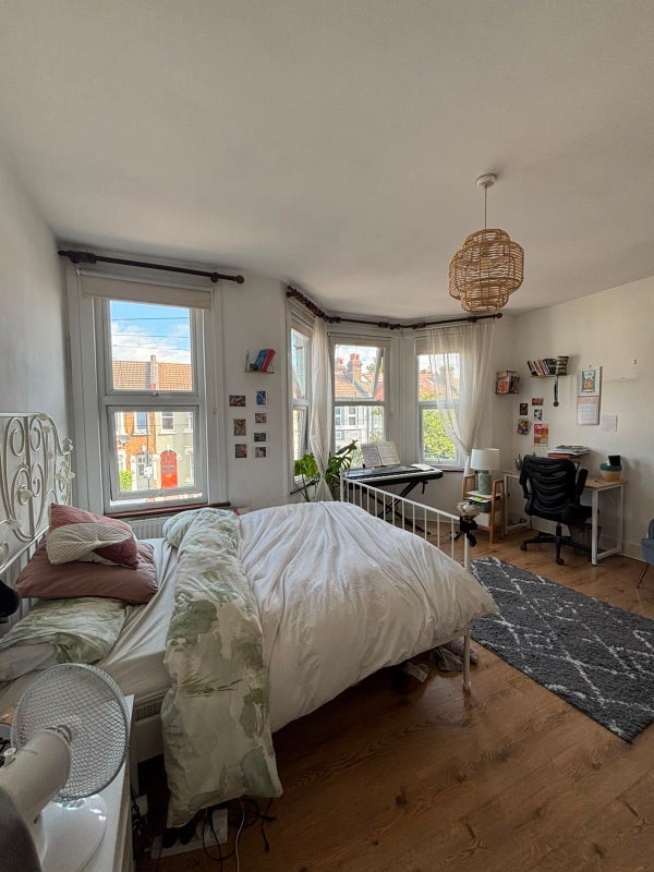 Room Roseberry Gardens in Greater London