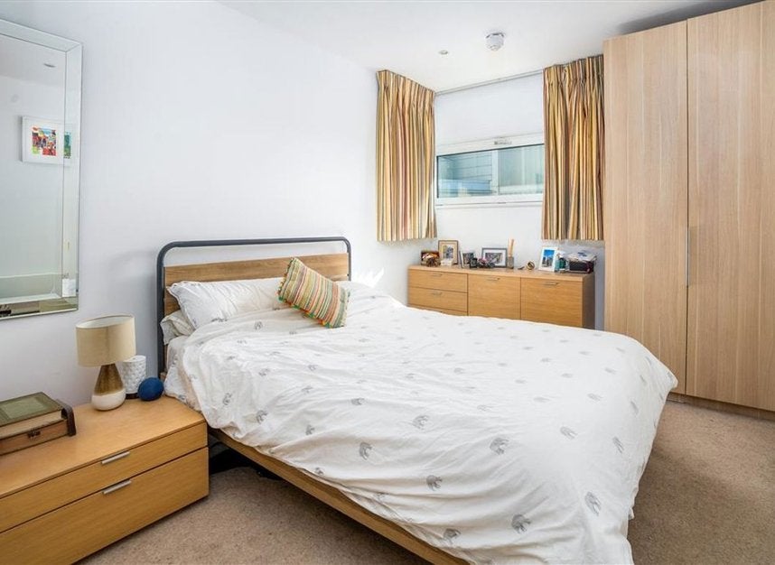 Flat Tabard Street in Greater London