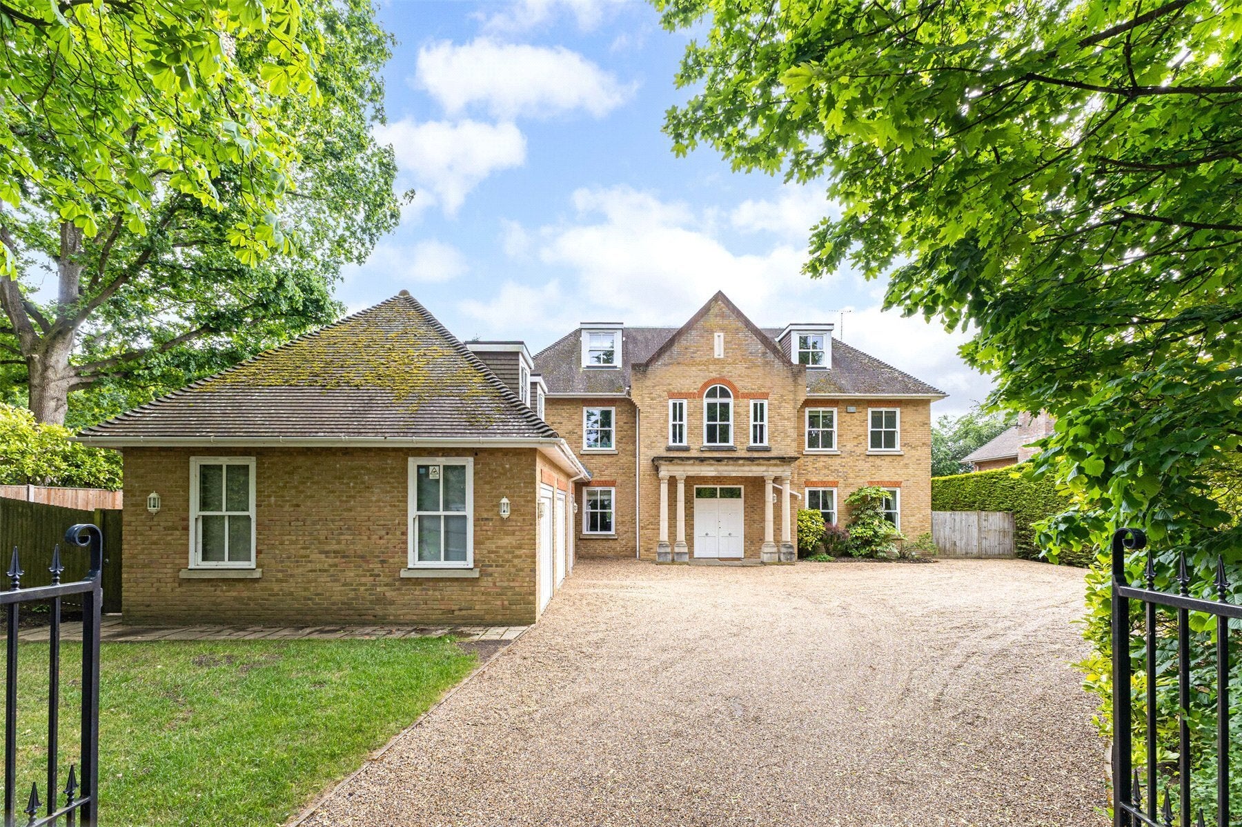 House Fairmile Avenue in Elmbridge