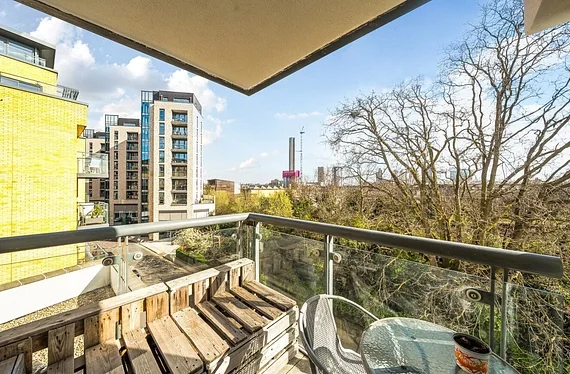 Flat Osiers Road in Greater London
