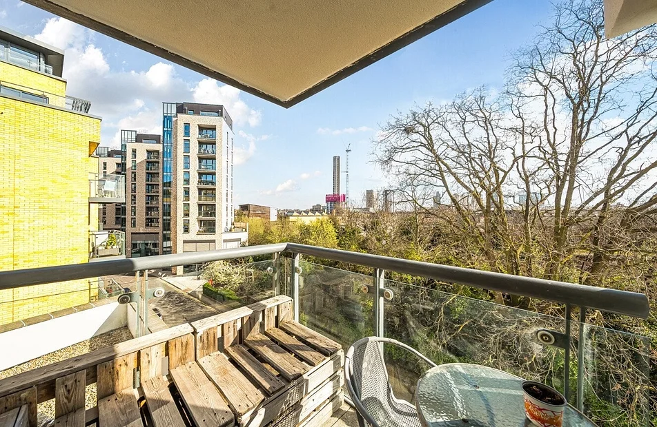 Flat Osiers Road in Greater London