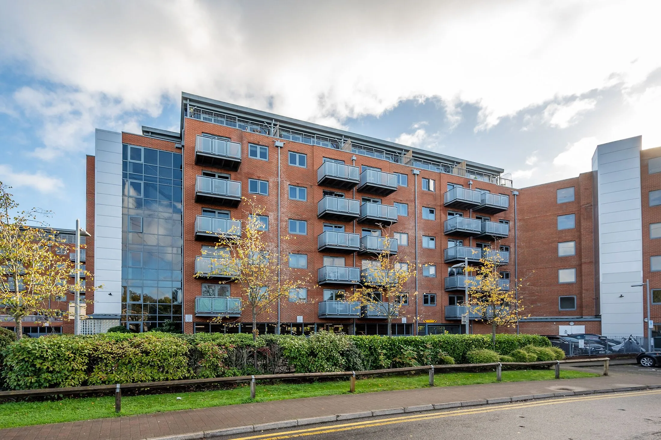 Flat Watermill Way in Greater London