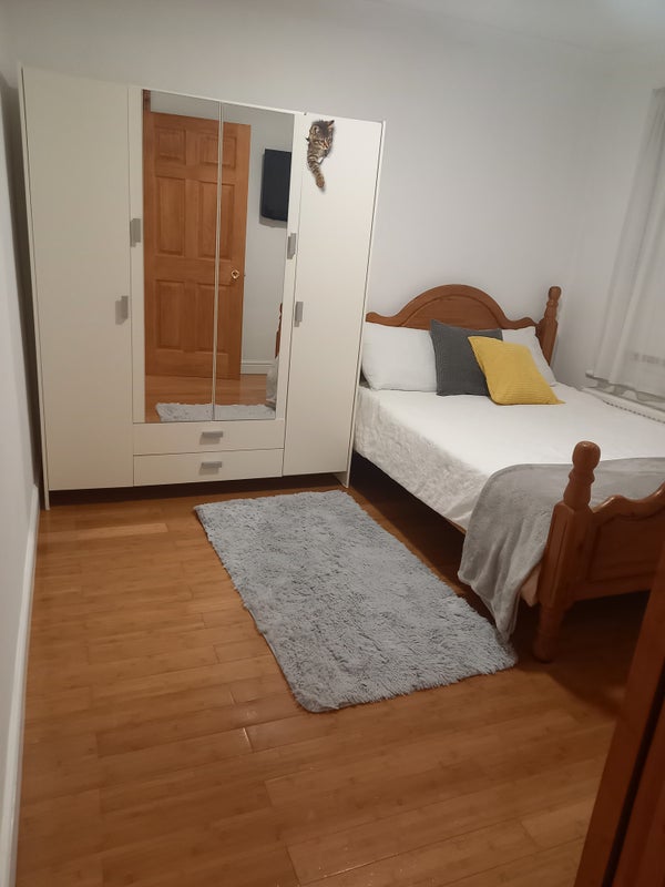 Room Esk Road in Greater London