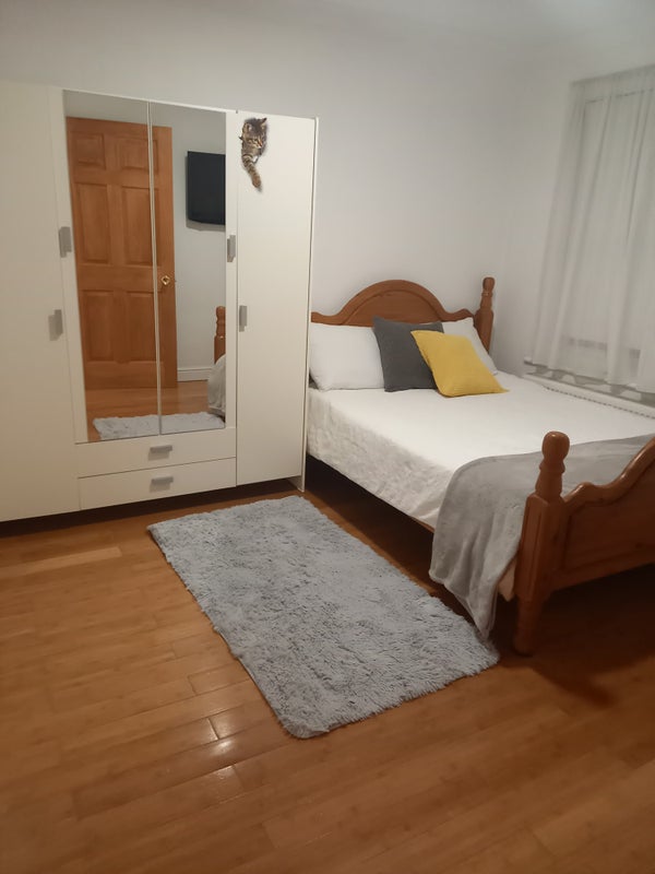 Room Esk Road in Greater London