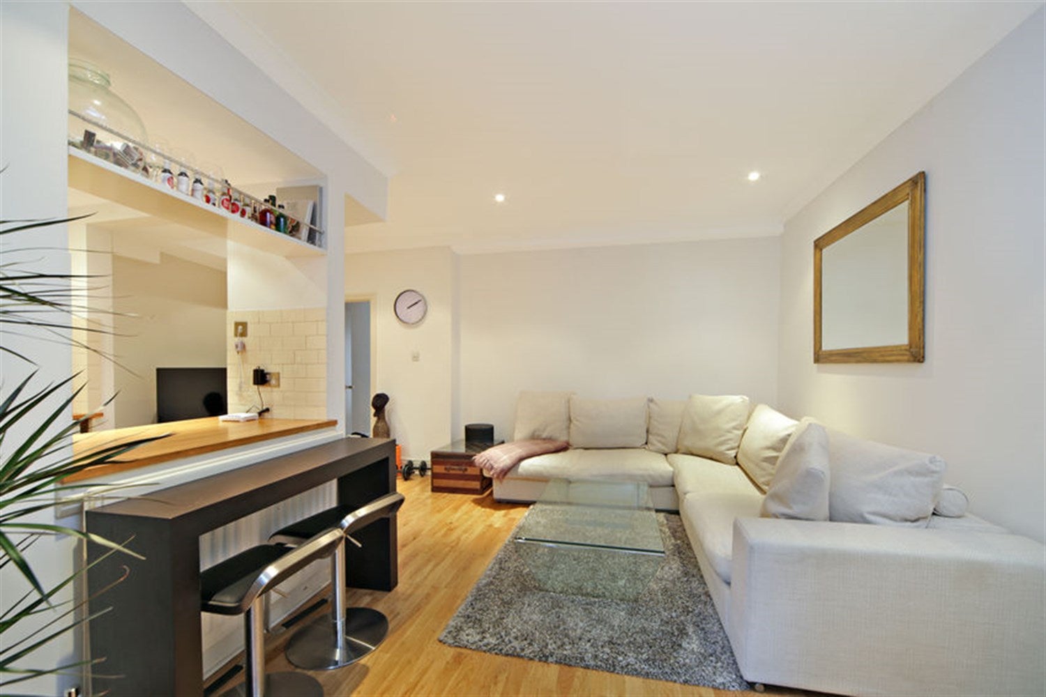 Flat Horbury Crescent in Greater London