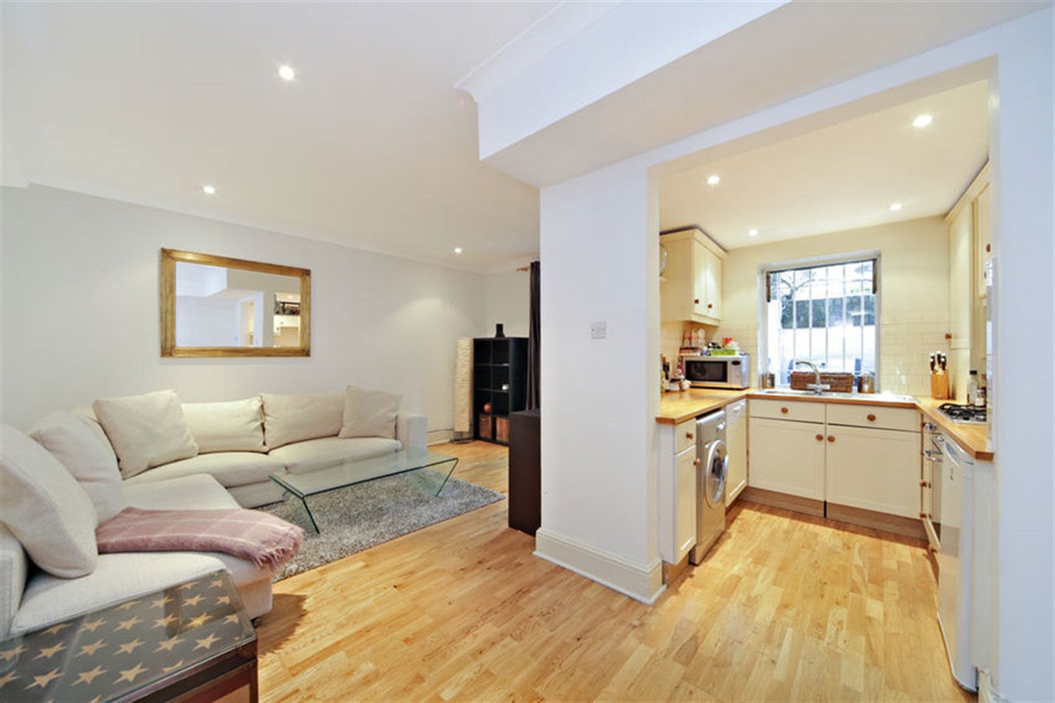 Flat Horbury Crescent in Greater London