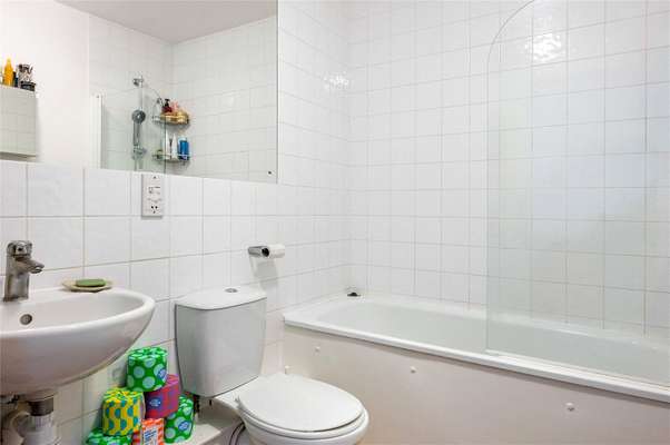 Flat Kingsland Road in Greater London