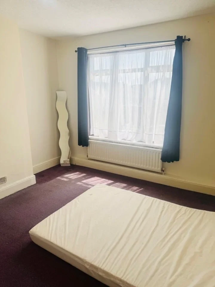 Room Dawlish Drive in Greater London