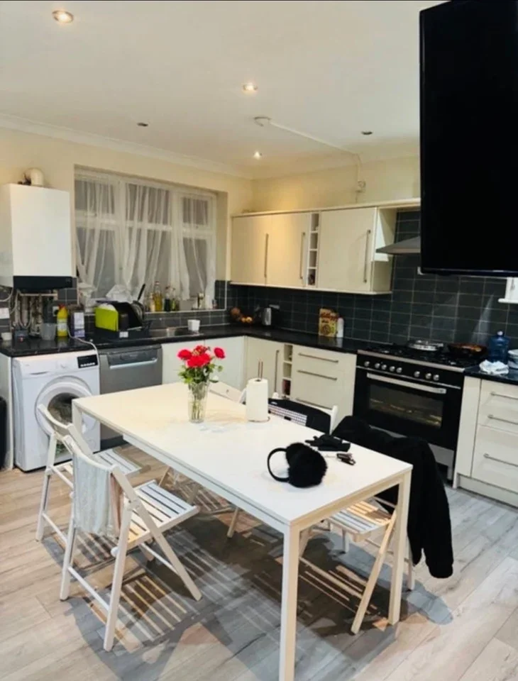 Room Dawlish Drive in Greater London