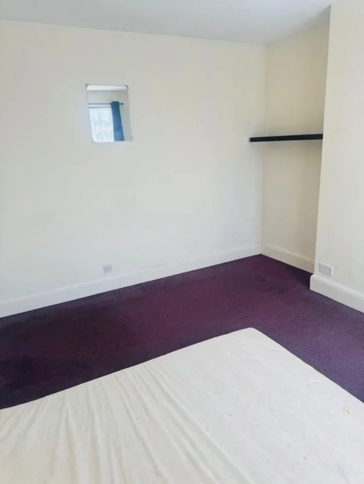 Room Dawlish Drive in Greater London