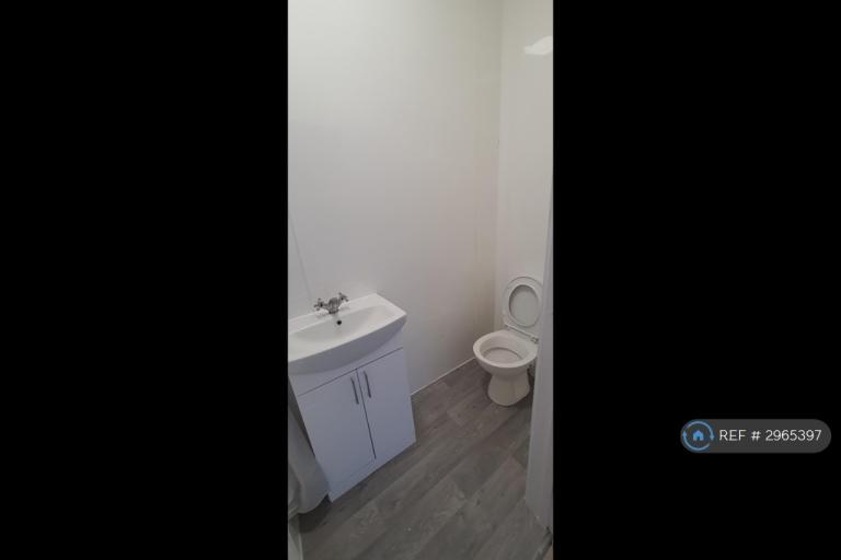 Room Hatherley Road in Greater London