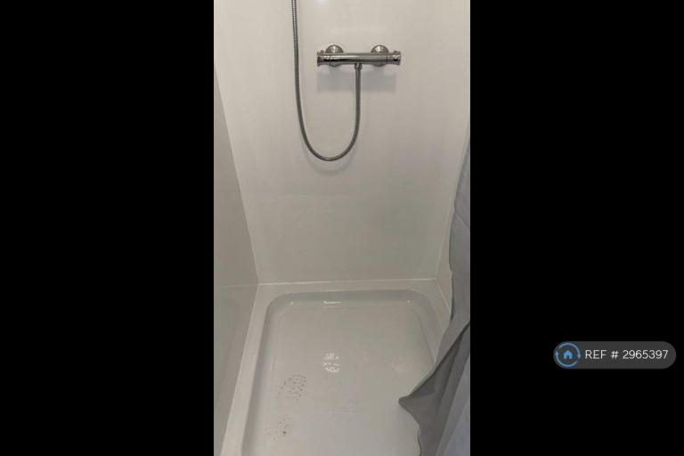 Room Hatherley Road in Greater London