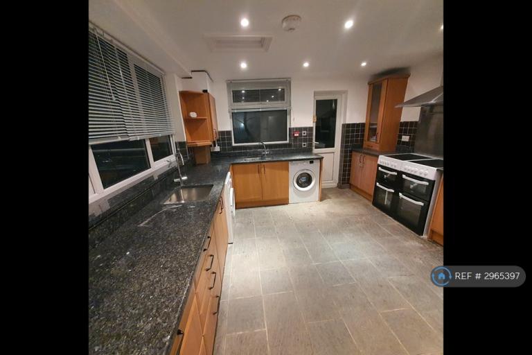 Room Hatherley Road in Greater London