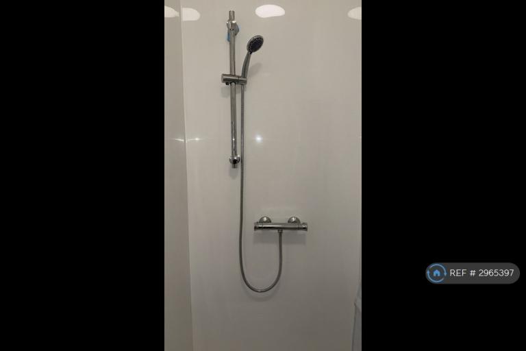 Room Hatherley Road in Greater London