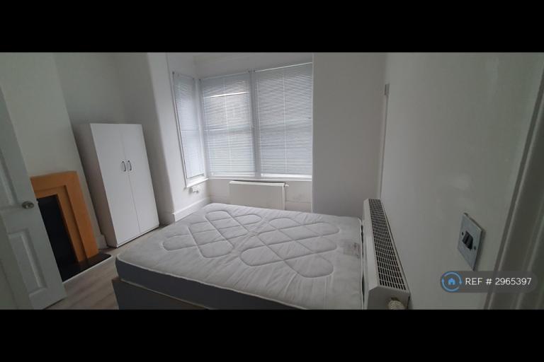 Room Hatherley Road in Greater London