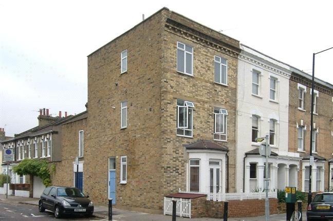 Flat Bishop's Park Road in Greater London