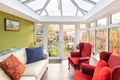 Room Ash Road in Greater London