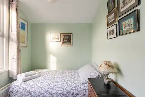 Room Ash Road in Greater London