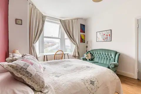 Room Ash Road in Greater London
