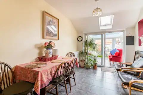 Room Ash Road in Greater London