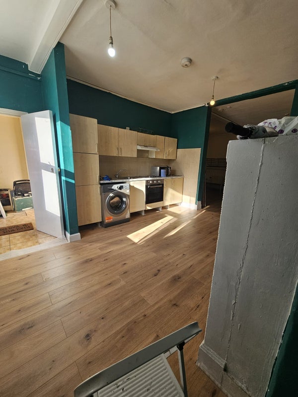 Room Whitehorse Road in Greater London