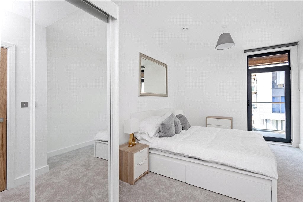 Flat Milner Road in Greater London