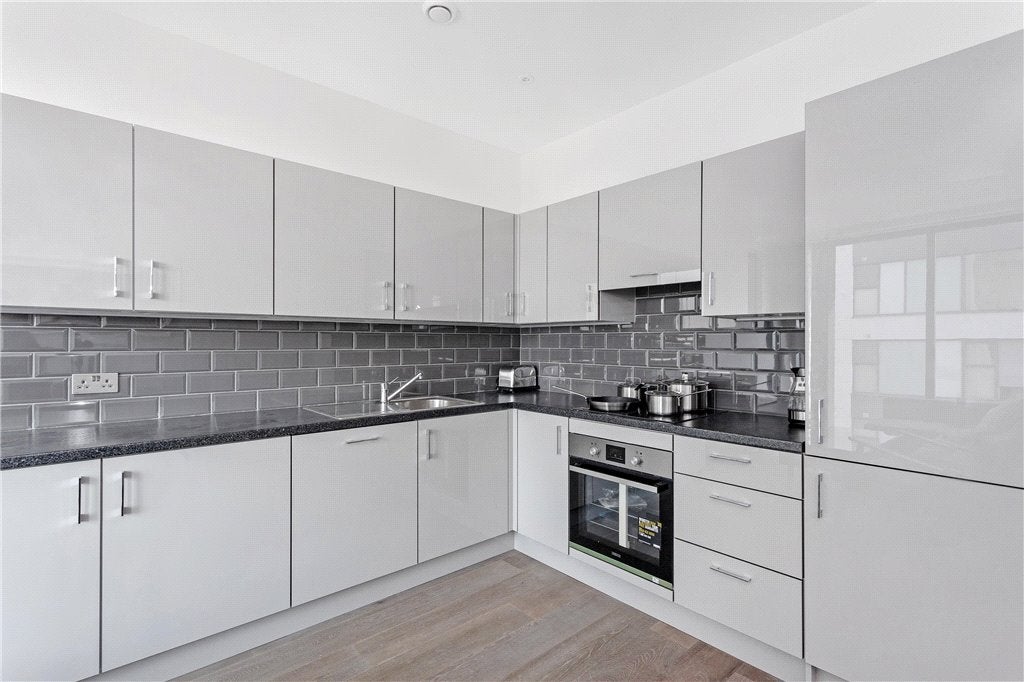 Flat Milner Road in Greater London