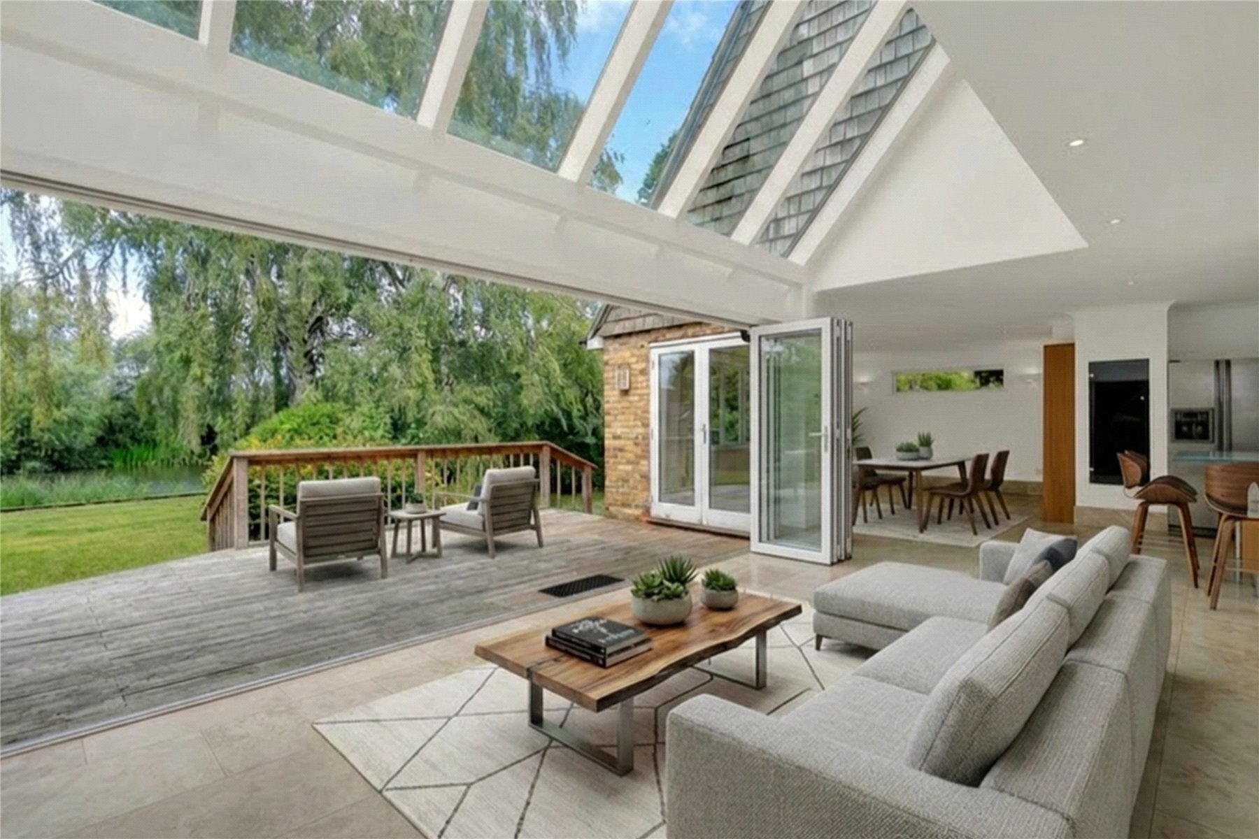 House Riverside Drive in Elmbridge
